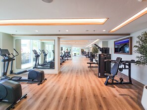Ein Fitnessstudio mit Laufbändern, Ergometer und Krafttrainingsgeräten.