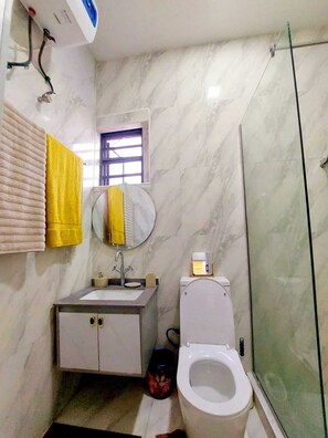 Bathroom - 3-bed apmt - Lekki - AC, Swimming Pool, Gym, Workstn, PS5, 24/7 ElectricSecurity (Lekki)