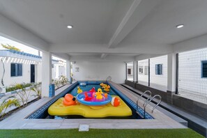 Pool - 3-bed apmt - Lekki - AC, Swimming Pool, Gym, Workstn, PS5, 24/7 ElectricSecurity (Lekki)