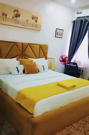 Room - 3-bed apmt - Lekki - AC, Swimming Pool, Gym, Workstn, PS5, 24/7 ElectricSecurity (Lekki)