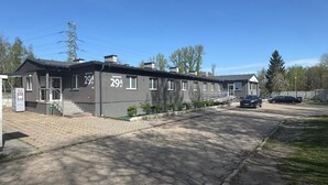 A building with the number 29A, a paved entrance, and a parked car. - Mia Mia House (Katowice)