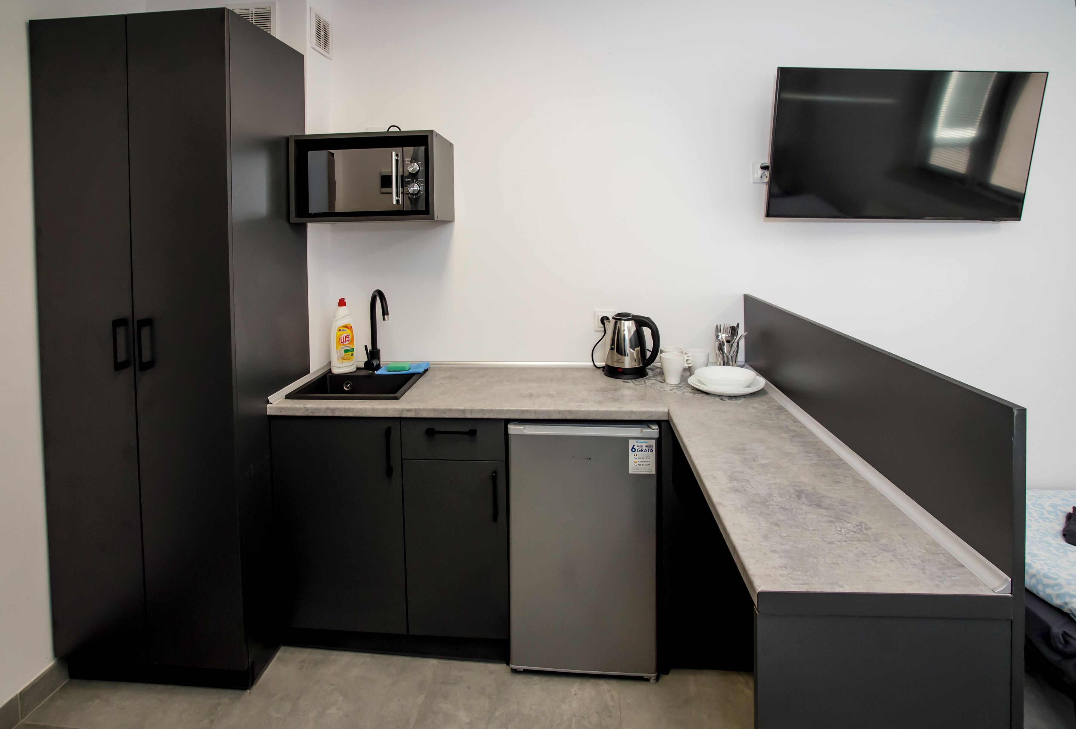 Deluxe Studio | Private kitchen | Fridge, microwave, cookware/dishes/utensils