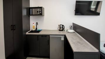 Deluxe Studio | Private kitchen | Fridge, microwave, cookware/dishes/utensils