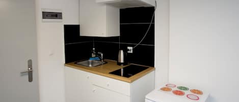 Economy Twin Room | Private kitchen | Fridge, microwave, cookware/dishes/utensils