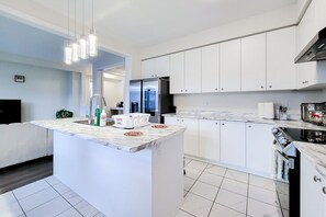 Private kitchen - Spacious 4-bedroom house with AC in welcoming Caledonia (Caledonia)