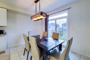 Dining - Spacious 4-bedroom house with AC in welcoming Caledonia (Caledonia)