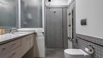Dusche, Haartrockner, Bidet, Handtücher