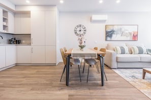 Duplex | Private kitchen | Full-sized fridge, microwave, oven, stovetop - Apartamentos Dúplex Príncipe de Canalejas (Madrid)