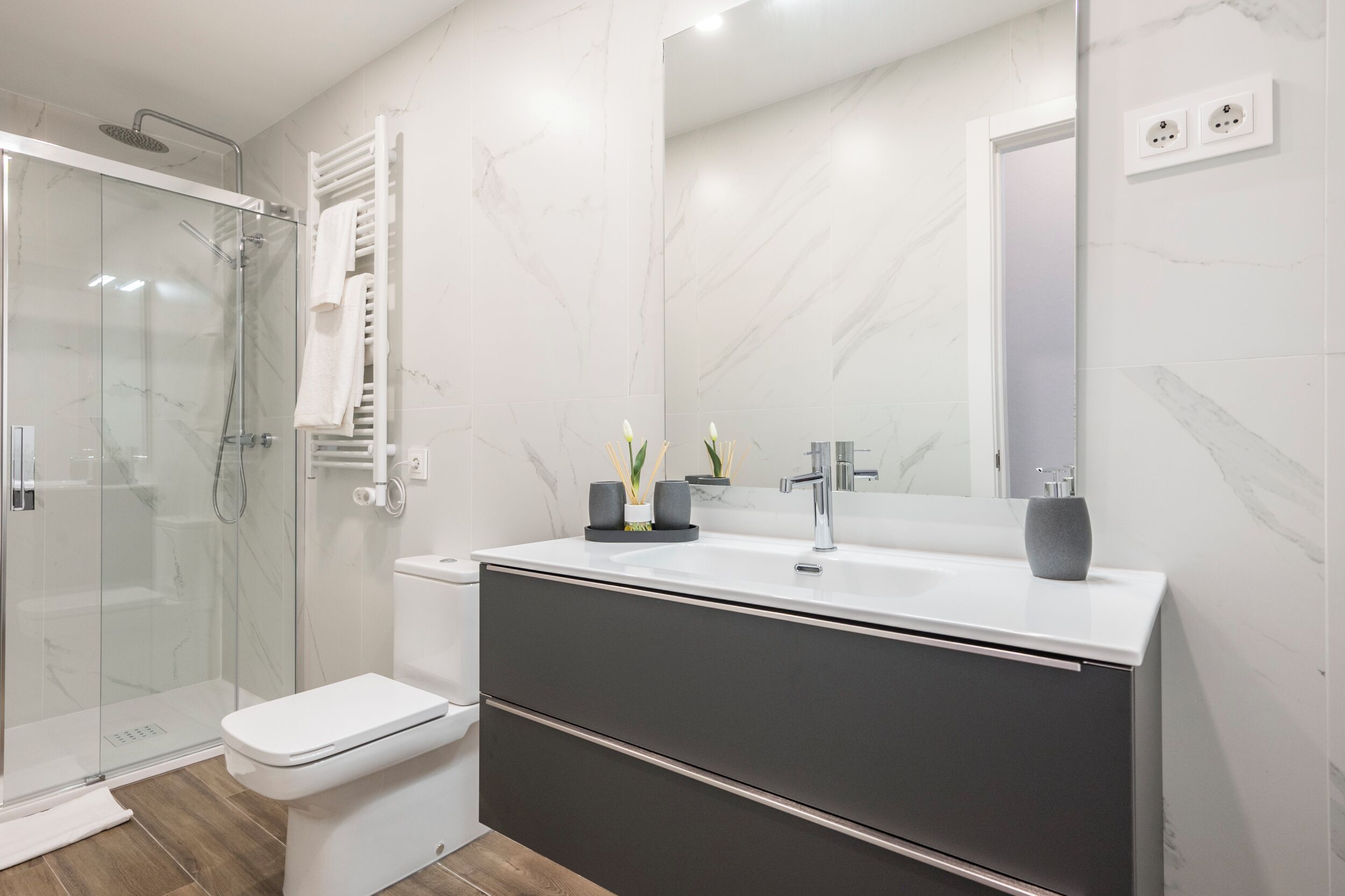 Deluxe Apartment | Bathroom | Shower, hair dryer, towels, soap