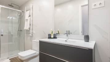 Departamento Deluxe | Baño | Regadera, secadora de cabello, toallas, jabón
