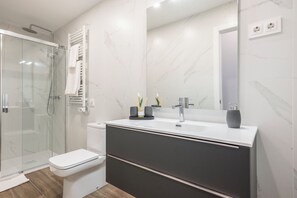 Căn hộ Deluxe | Phòng tắm | Buồng tắm vòi sen, máy sấy tóc, khăn tắm, xà phòng 