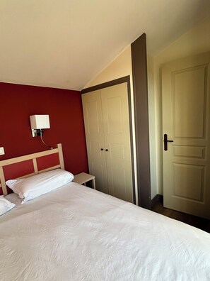 Room - Vrbo Property (Saint-Raphaël)