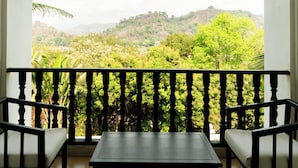 Un balcón con vista a un paisaje verde exuberante y colinas.
