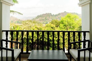 A balcony with a view of a lush green landscape and hills. - Jing Land Palace Hotel Luang Prabang (Luang Prabang)