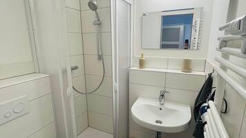 Dusche, Haartrockner, Handtücher