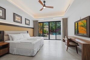 Ein Hotelzimmer mit Bett, Schreibtisch und Blick ins Freie.