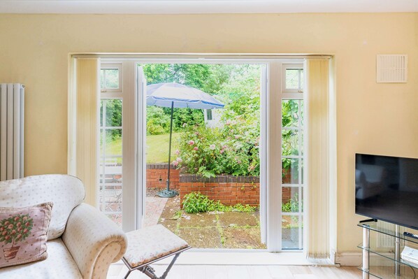 TV - 2 bed Bungalow in Towcester by ARP Homes, 15 min from Silverstone, Free Parking, Perfect for Families and Contractors (West Northamptonshire)
