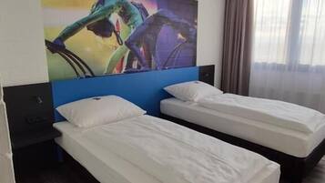 Standard-Doppelzimmer, Stadtblick | Schreibtisch, laptopgeeigneter Arbeitsplatz, Verdunkelungsvorhänge