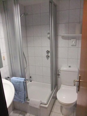 Kahden hengen standard-huone, kaupunkinäköala | Kylpyhuone | Pyyhkeet, saippua, sampoo, vessapaperi