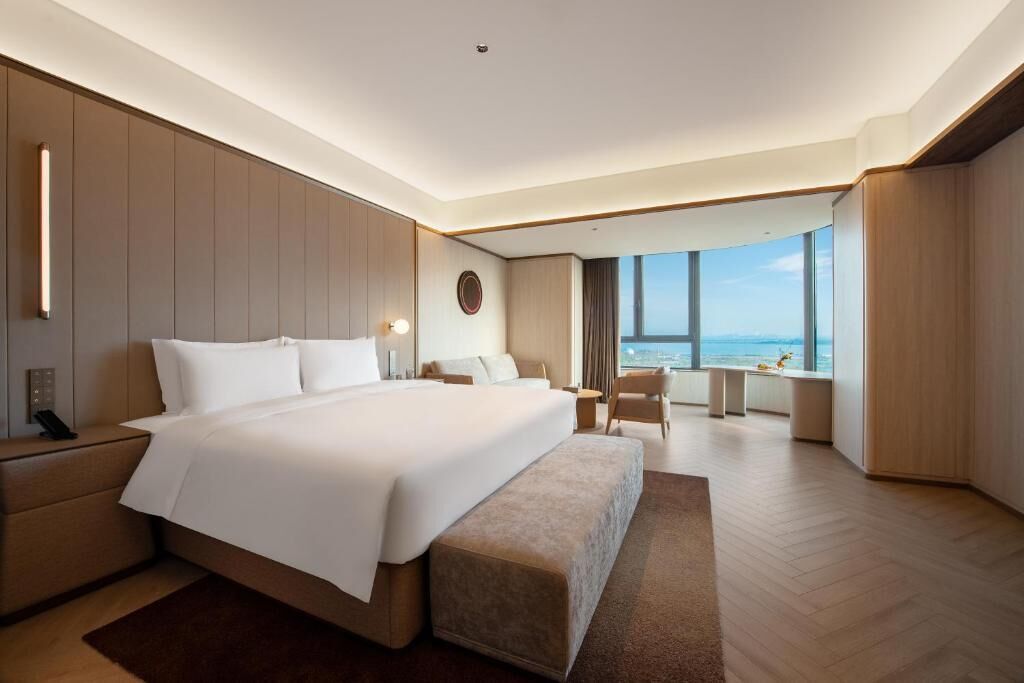 Minibar con artículos gratuitos, escritorio y cortinas blackout 