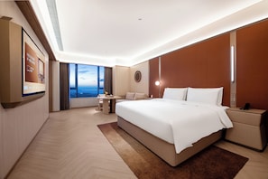 Suite de lujo, vista a la bahía | Edredón, artículos del minibar gratis y escritorio 