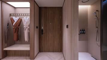 Chambre avec lits jumeaux, vue ville | Salle de bain | Articles de toilette gratuits, sèche-cheveux, chaussons
