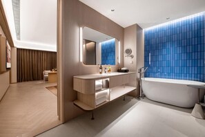 Free toiletries, hair dryer, slippers, towels - Crystal Hotel Qingdao Mall of Splendors (QINGDAO)