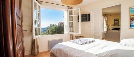 4 bedrooms, iron/ironing board, free WiFi, bed sheets