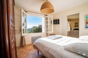 Tabla de planchar con plancha, wifi gratis, ropa de cama