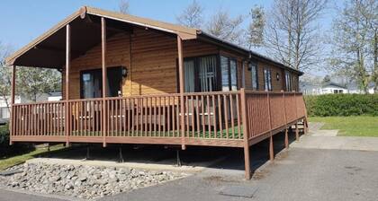 Wooden Lodge, Sleeps 9 With Veranda & Decking