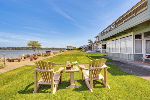 Beachfront Oasis! Lummi Island Family Getaway