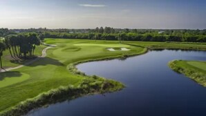 Ein Golfplatz mit Wasserspielen und Bäumen.