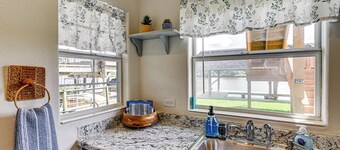 Waterfront Studio w/ Dock, 8 Mi to Kemah Boardwalk