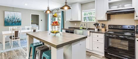 Geladeira, micro-ondas, cooktop, lava-louças