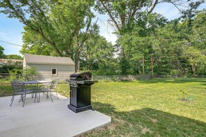 Outdoor dining - Great for Families! Independence Getaway w/ Yard (Independence)