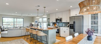 Elegant Waterfront Retreat w/ Dock in Dickinson