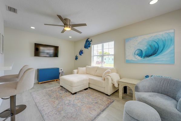 Living area - Walk to Ocean! Couples Getaway in Madeira Beach (Madeira Beach)