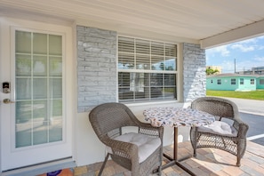 Outdoor dining - Walk to Ocean! Couples Getaway in Madeira Beach (Madeira Beach)