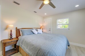 Room - Walk to Ocean! Couples Getaway in Madeira Beach (Madeira Beach)