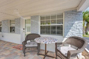 Outdoor dining - Walk to Ocean! Couples Getaway in Madeira Beach (Madeira Beach)