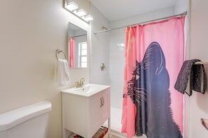 Bathroom - Walk to Ocean! Couples Getaway in Madeira Beach (Madeira Beach)