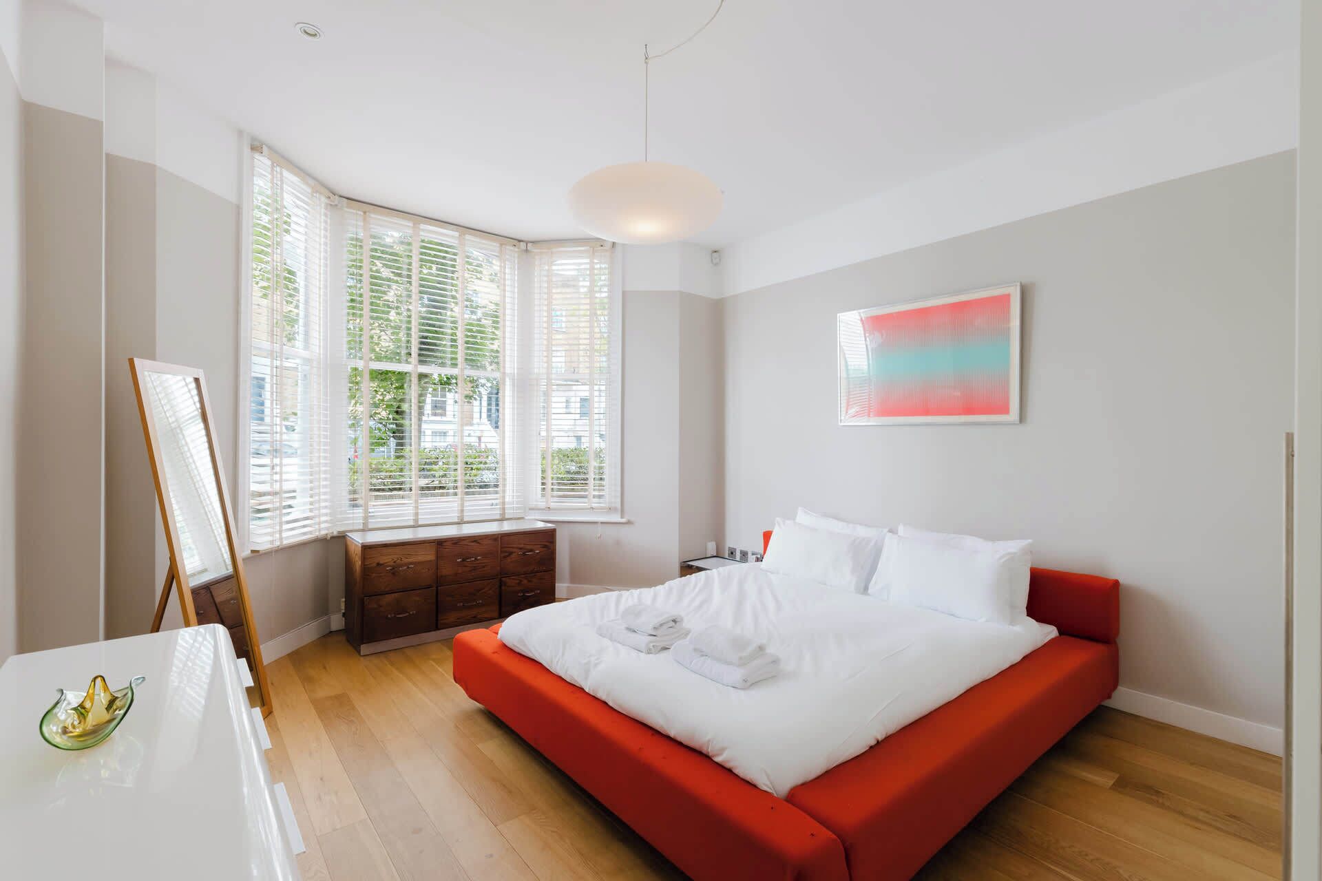 3 bedrooms, internet, bed sheets