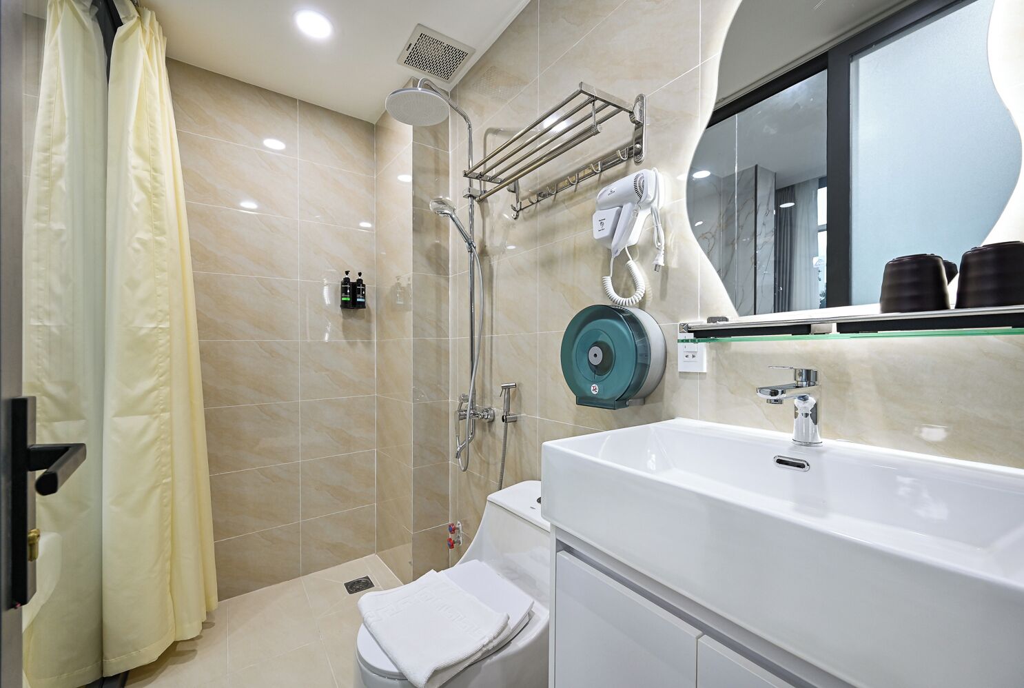 Deluxe Double Room, City View | Bathroom | Shower, rainfall showerhead, designer toiletries, hair dryer
