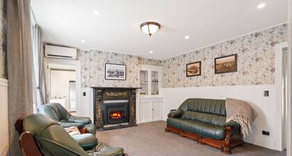 1868 Schist heritage cottage. 4 bedroom, 220°Lake & mountain view. History calls