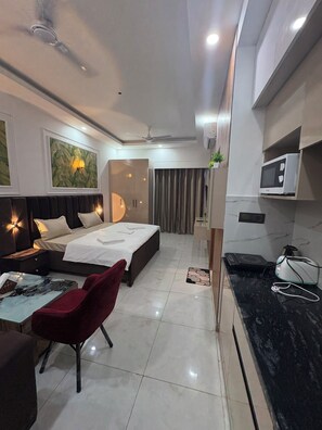 Room - The Arlo Northeye 649 | Couple Friendly Stay in central Noida | Self Check-in (Noida)
