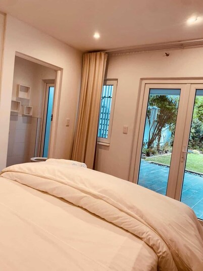 LeSwithin Johannesburg – Charming 1-Bedroom Apartment in a Vibrant Neighborhood.