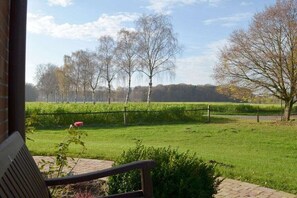A view of a park with a bench, a fence, and trees. - Holiday apartment with 4 bedrooms (Greven)