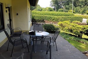 Outdoor dining - Holiday home "Rita Romag" (Feusdorf)