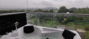 Chillout space-Palghar with private JACUZZI!