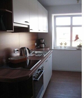 Wasserkocher mit Kaffee-/Teezubehör, Kühlschrank, Ofen, Herdplatte